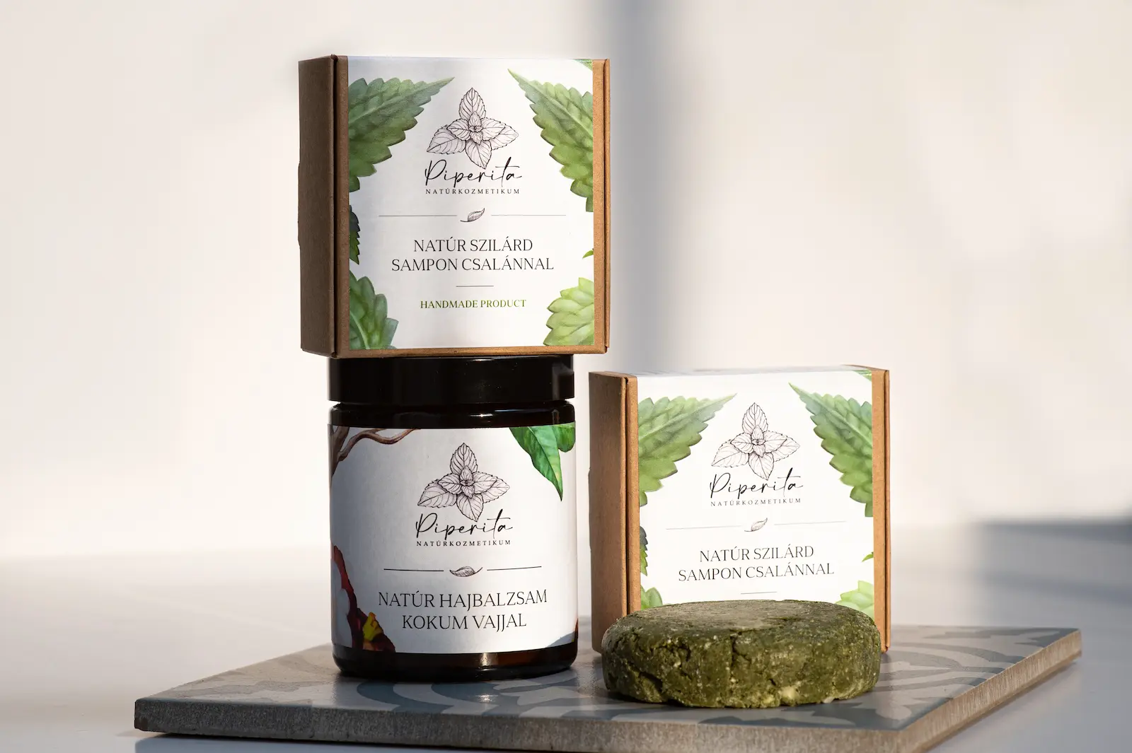 Két termék, ugyanaz a természetes szépségápolás: Piperita natúr hajbalzsam kokumvajjal és szilárd sampon csalánnal - az egészséges haj titka.